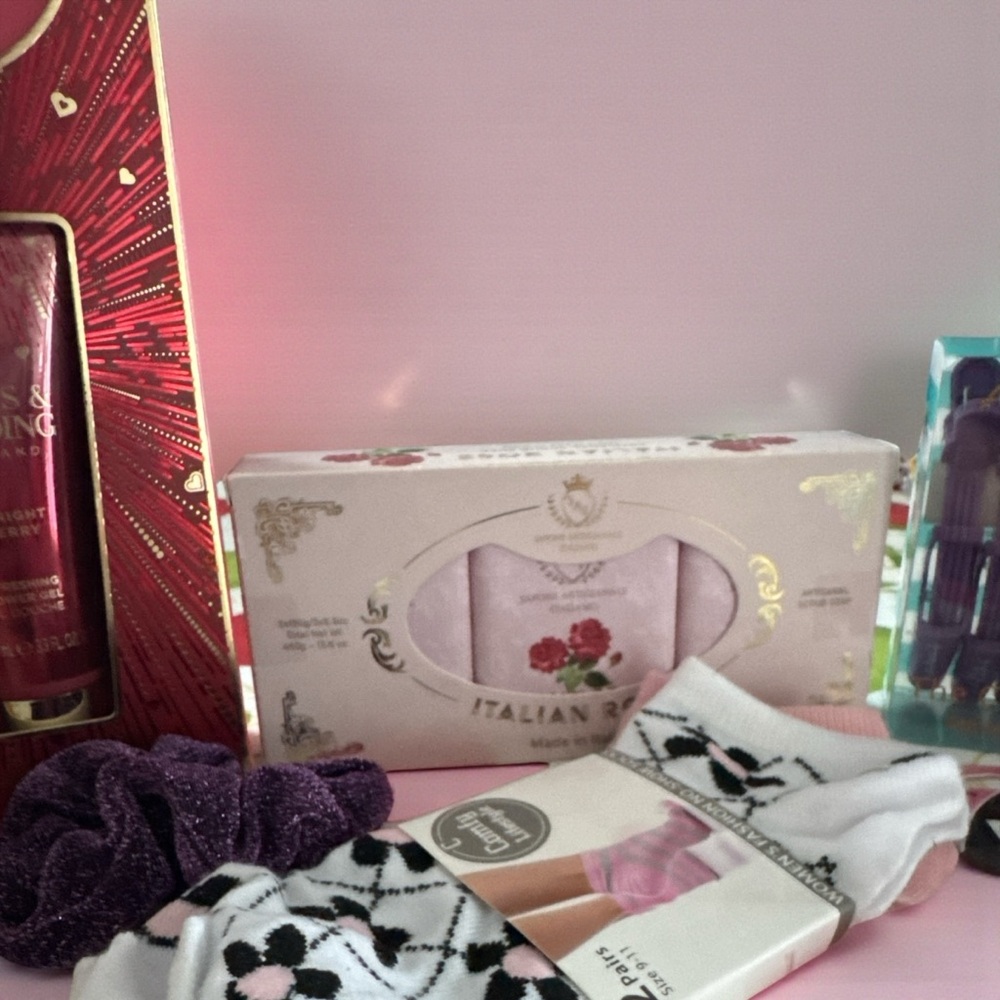 Beauty and Skincare Gift Set NWT - Picture 3 of 4